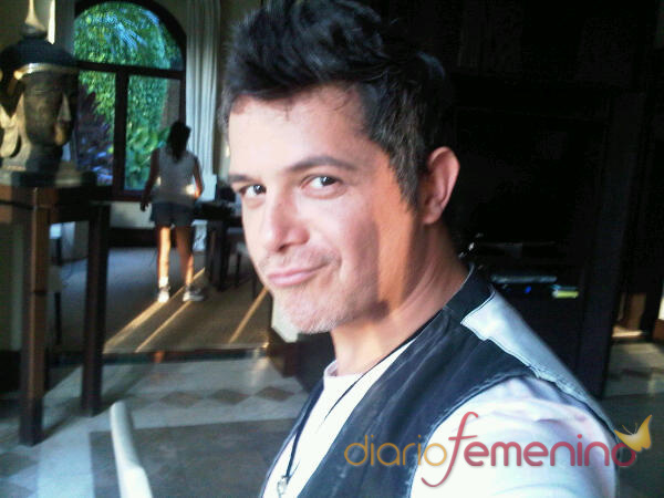 Alejandro Sanz cumple su promesa y se rapa el pelo