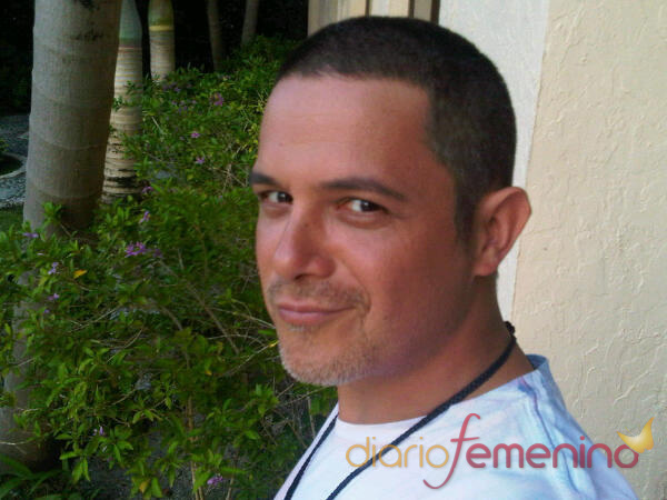 Alejandro Sanz con el pelo rapado