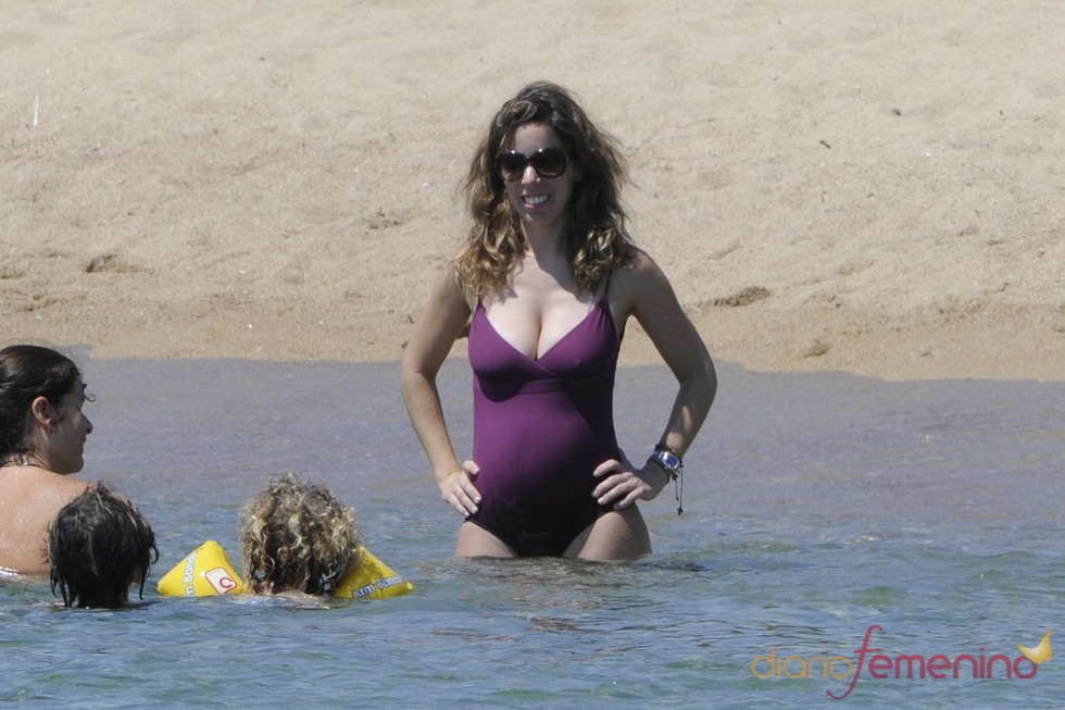 Ana Aznar, con su marido e hijos en el agua