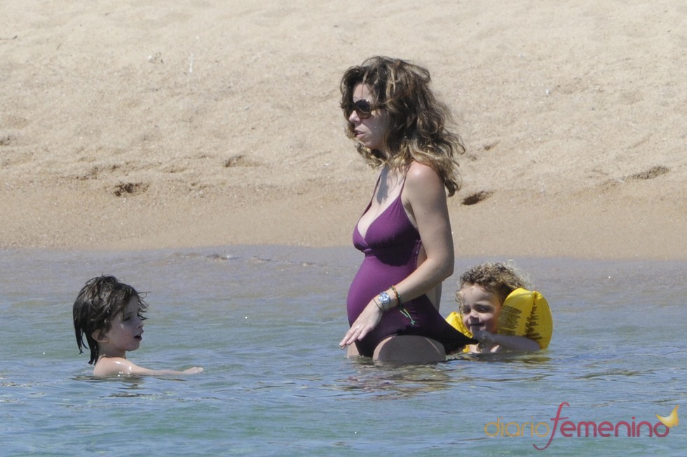 Ana Aznar, embarazada de su cuarto hijo, de vacaciones