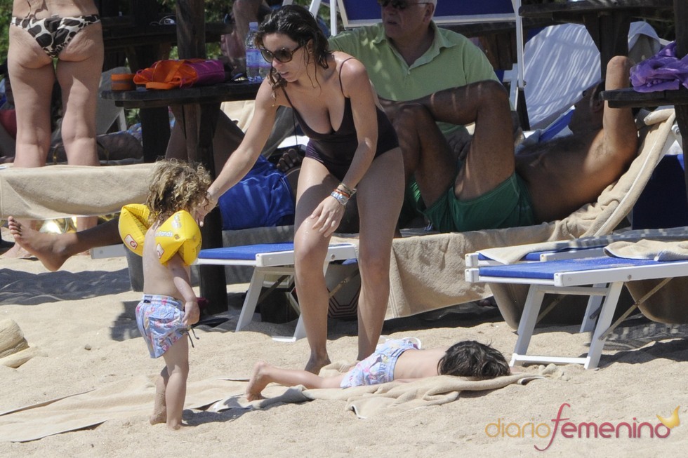 Ana Aznar, con sus hijos en la playa