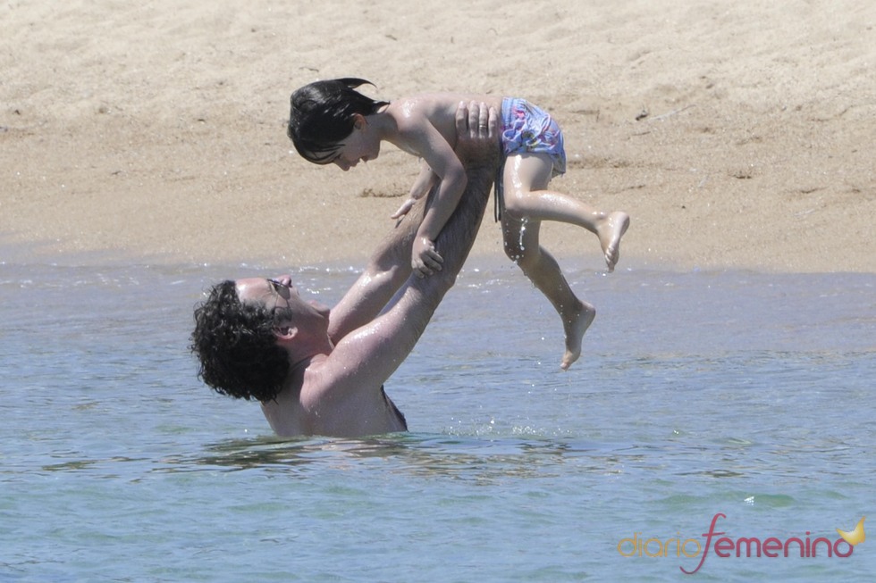 Alejandro Agag, con su hijo en el agua