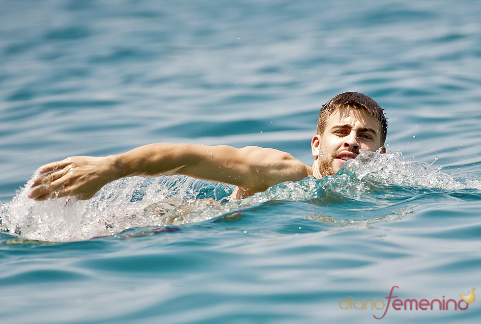 Gerard Piqué, nadando