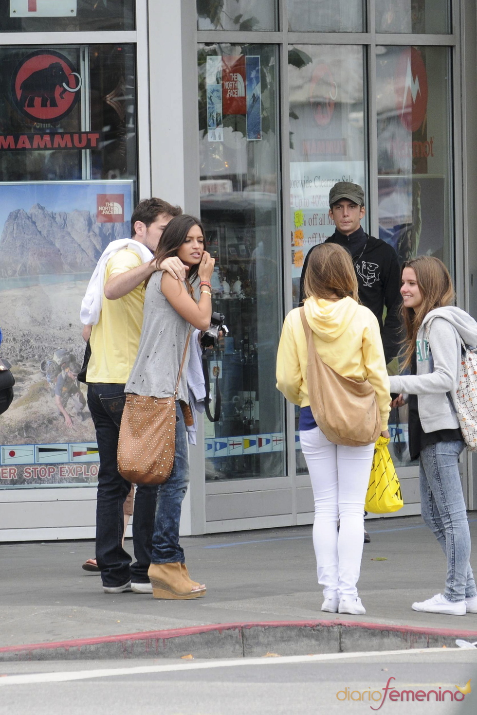 Iker Casillas y Sara Carbonero, con unas admiradoras en San Francisco