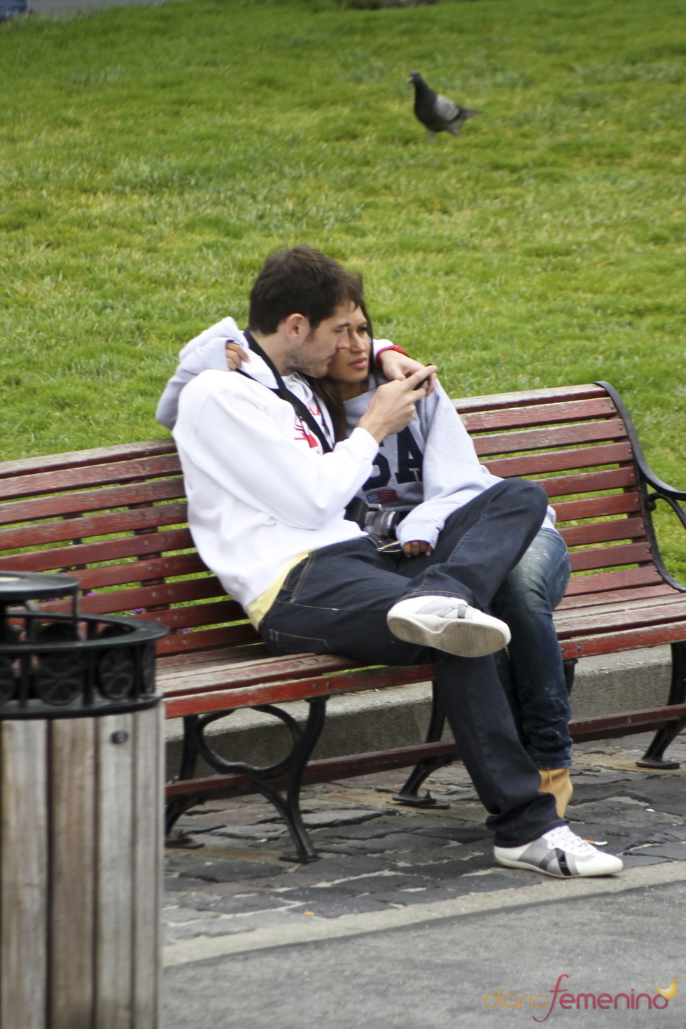 Iker Casillas y Sara Carbonero abrazados en un parque de San Francisco