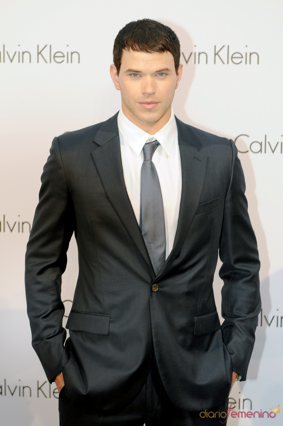 Kellan Lutz con traje de chaqueta y corbata