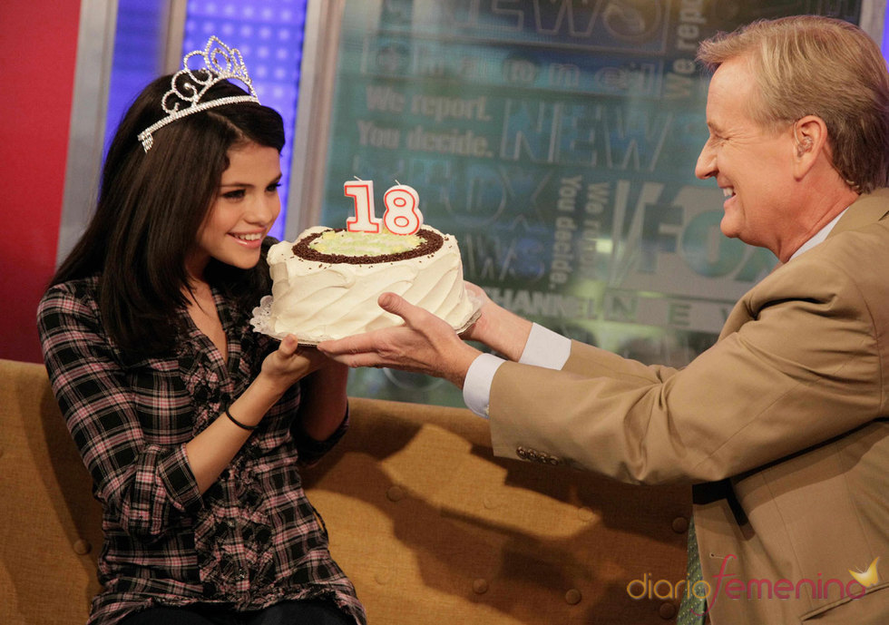  Selena Gomez celebra con una tarta su   cumpleaños