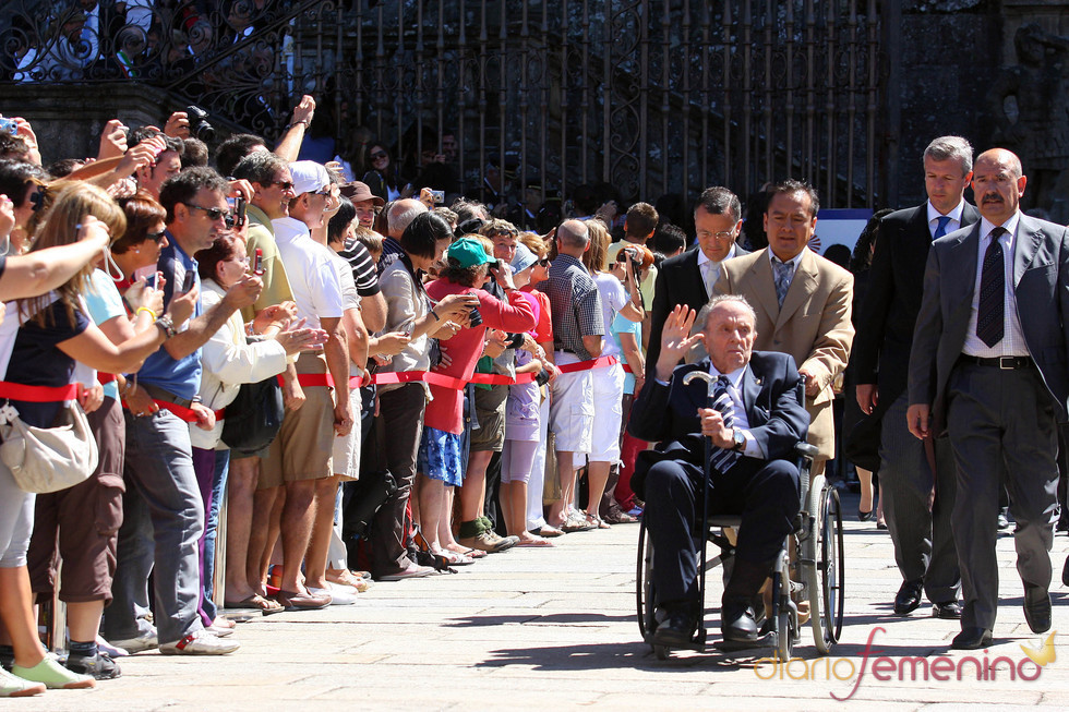 Manuel Fraga saluda desde su silla de ruedas