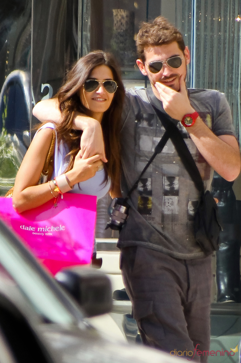 Iker Casillas y Sara Carbonero pasean felices ante los paparazzis