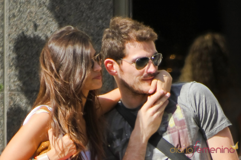 Iker Casillas y Sara Carbonero observan los escaparates de Beverly Hills