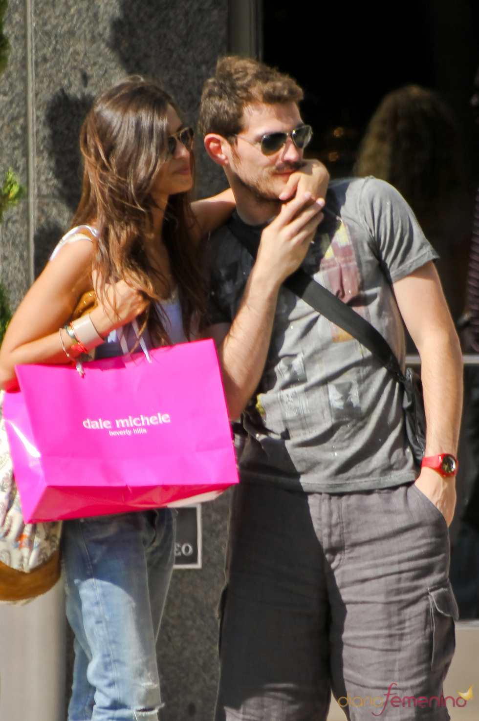 Iker Casillas y Sara Carbonero no se separan durante su mañana de compras