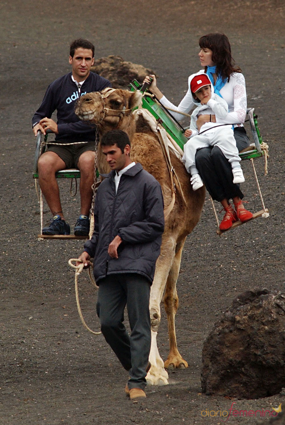 Raúl González y Mamen Sanz paseando sobre un camello