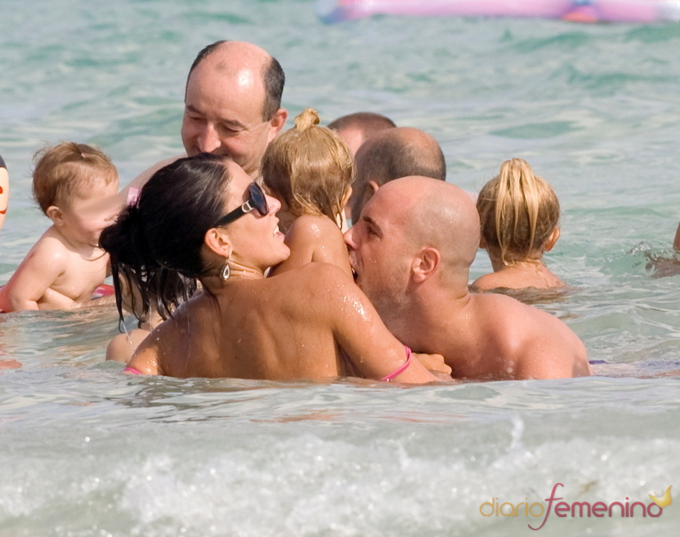 Pepe Reina bromea con su familia en las aguas de Ibiza
