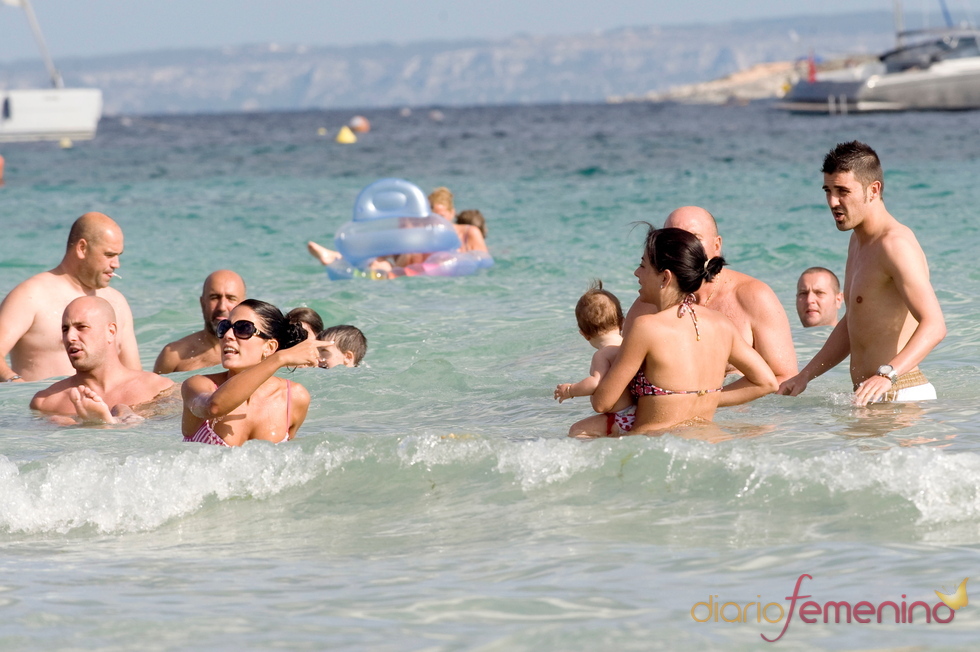 David Villa y Pepe Reina veranean en Ibiza con sus familias