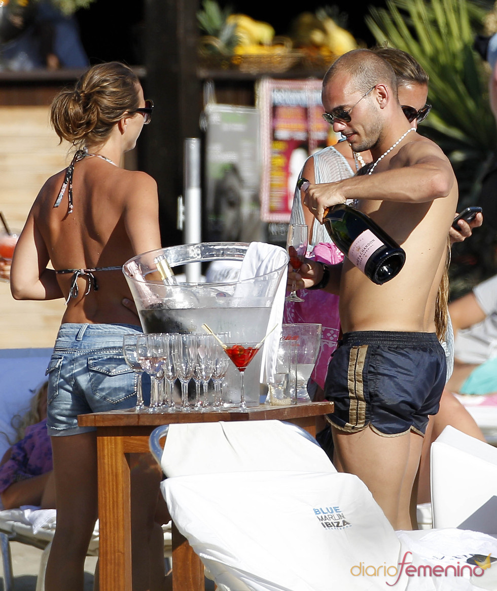 Wesley Sneijer sirve bebidas a su acompañantes en Ibiza