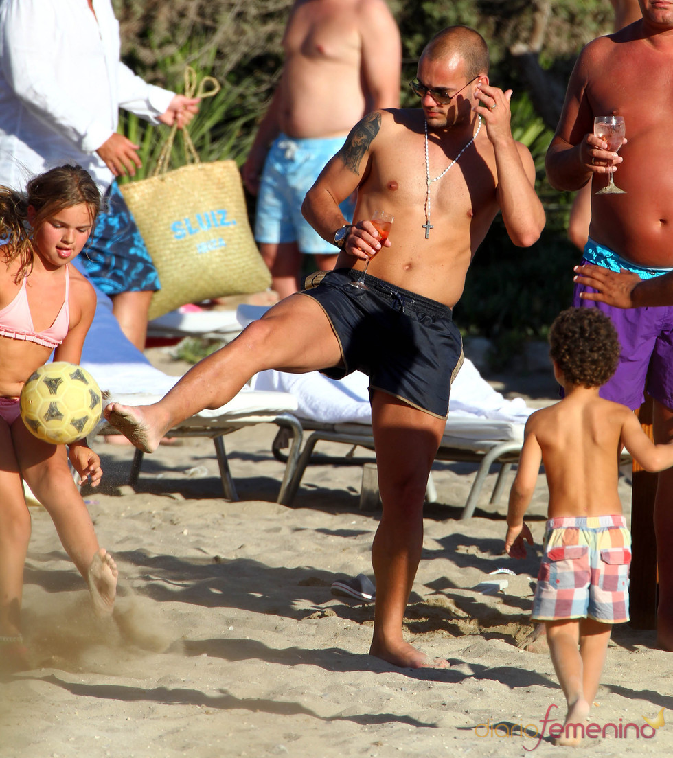 Wesley Sneijder juega con los niños en Ibiza