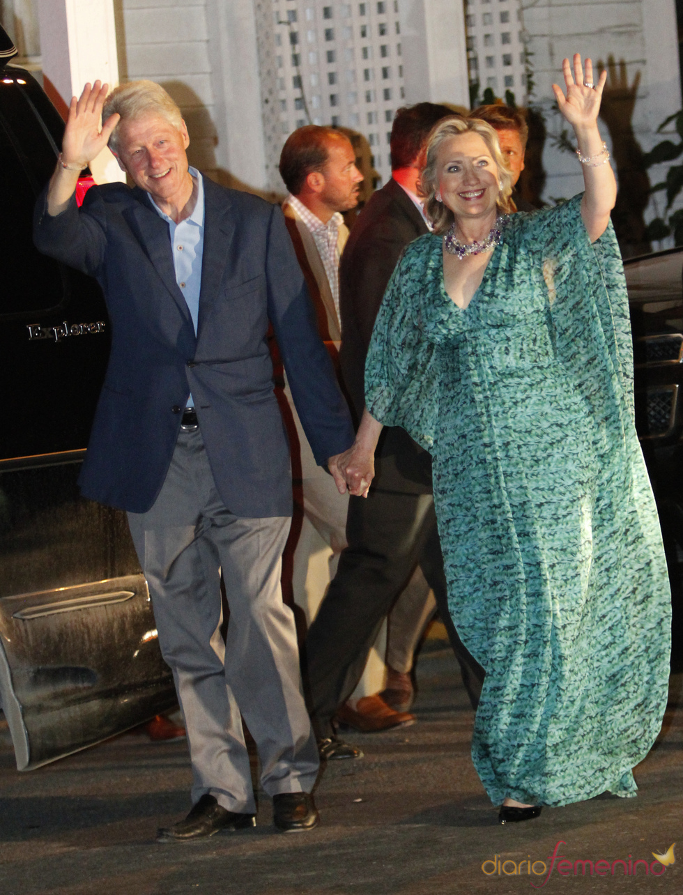 Bill Clinton y su mujer Hillary abandonan la fiesta previa al matrimonio de Chelsea