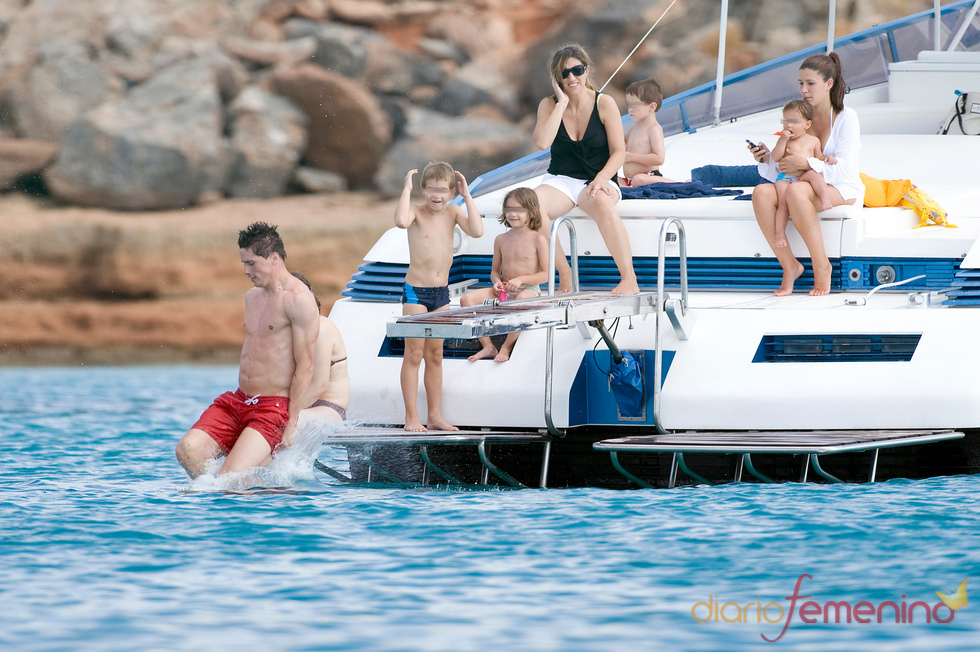 Fernando Torres luce abdominales en aguas de Ibiza