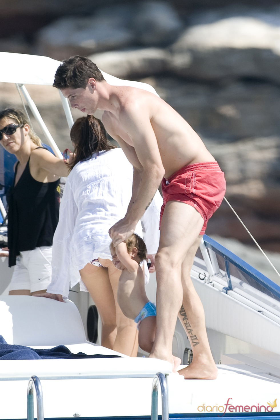 Fernando Torres juega con su hija Nora en la cubierta del yate en Ibiza