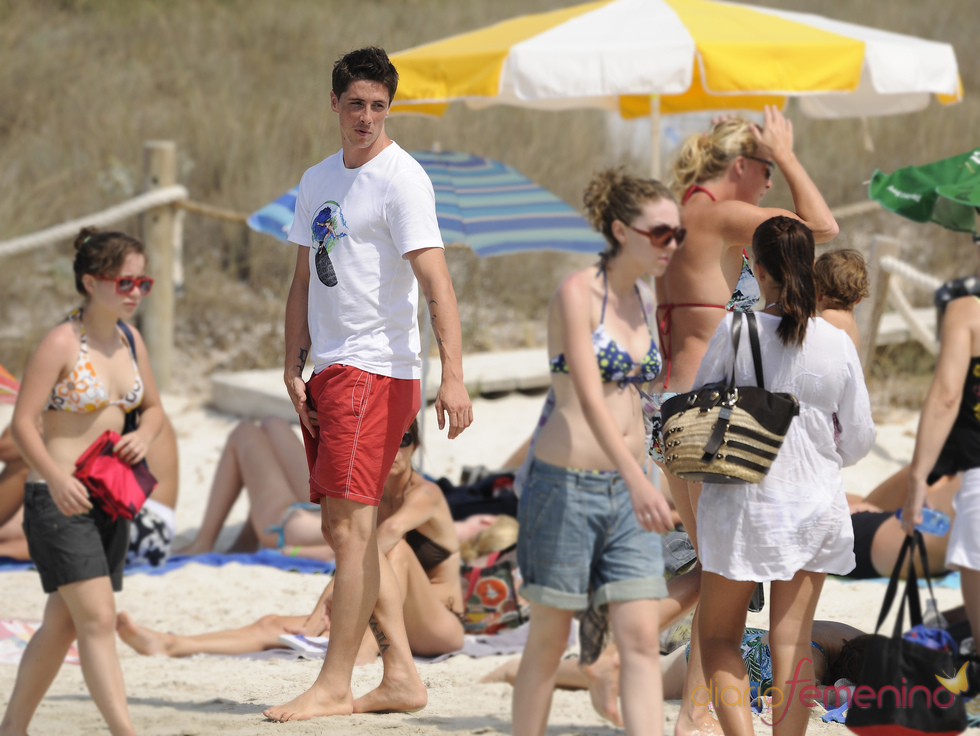 Fernando Torres se coloca el bañador en una playa de Ibiza