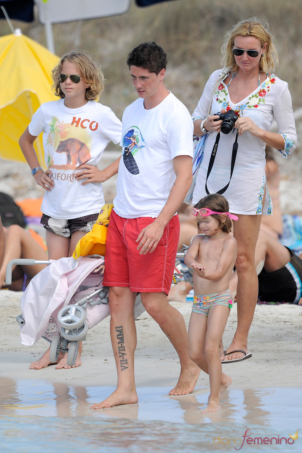 Fernando Torres se dispone a subir al yate en Ibiza
