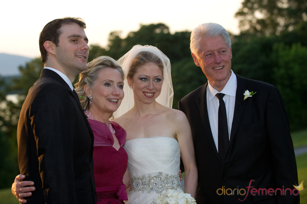 Chelsea Clinton posa feliz con sus padres y su marido