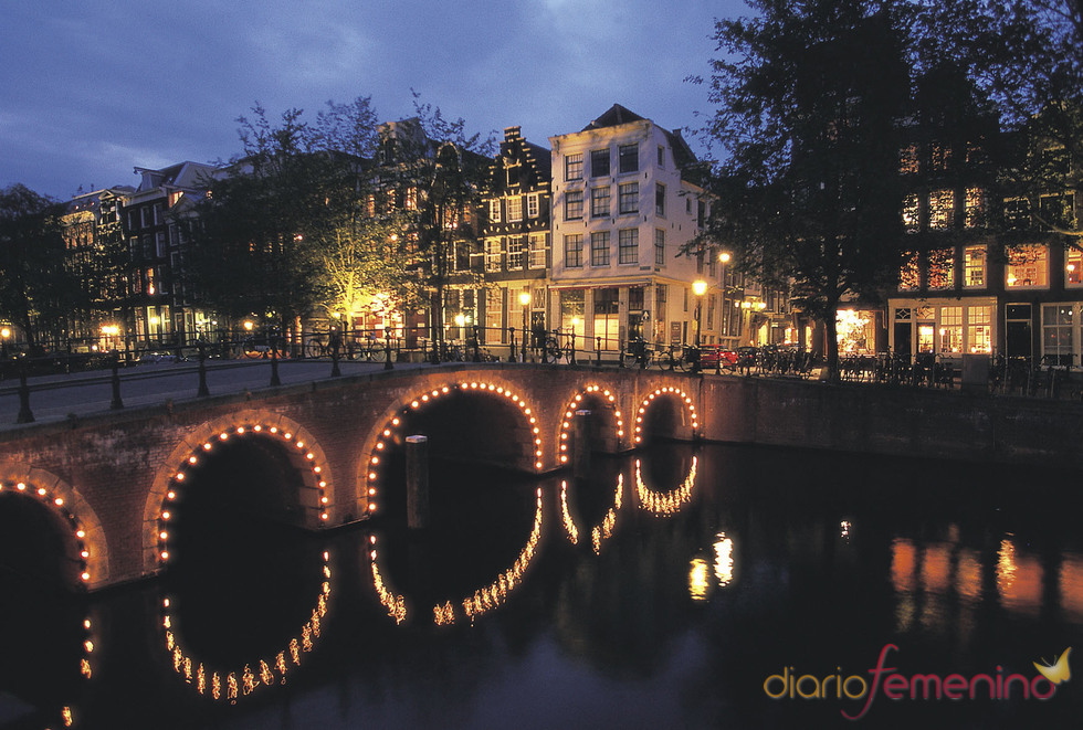 Vista nocturna de un canal de Ámsterdam