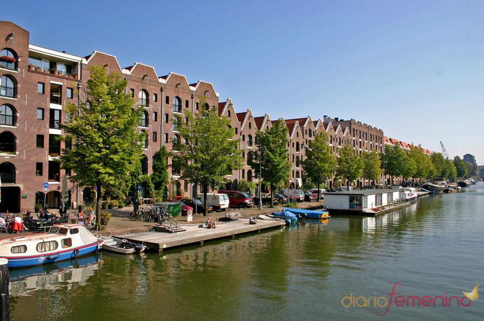 Los canales forman parte de la vida de Ámsterdam