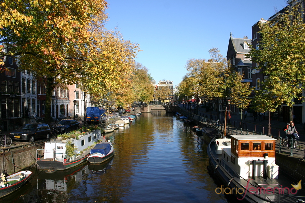 Los barcos descansan a ambos lados de un canal de Ámsterdam