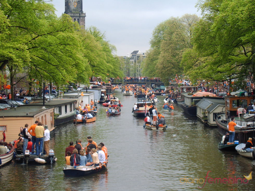 Los canales de Ámsterdam llenos durante el Día de la Reina