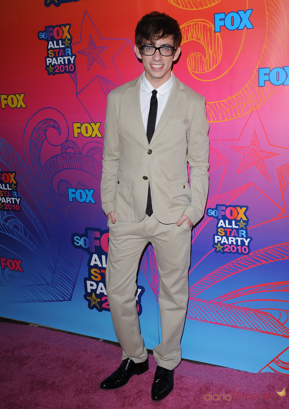 Kevin McHale sonrie a la entrada de la fiesta All-Star de Fox