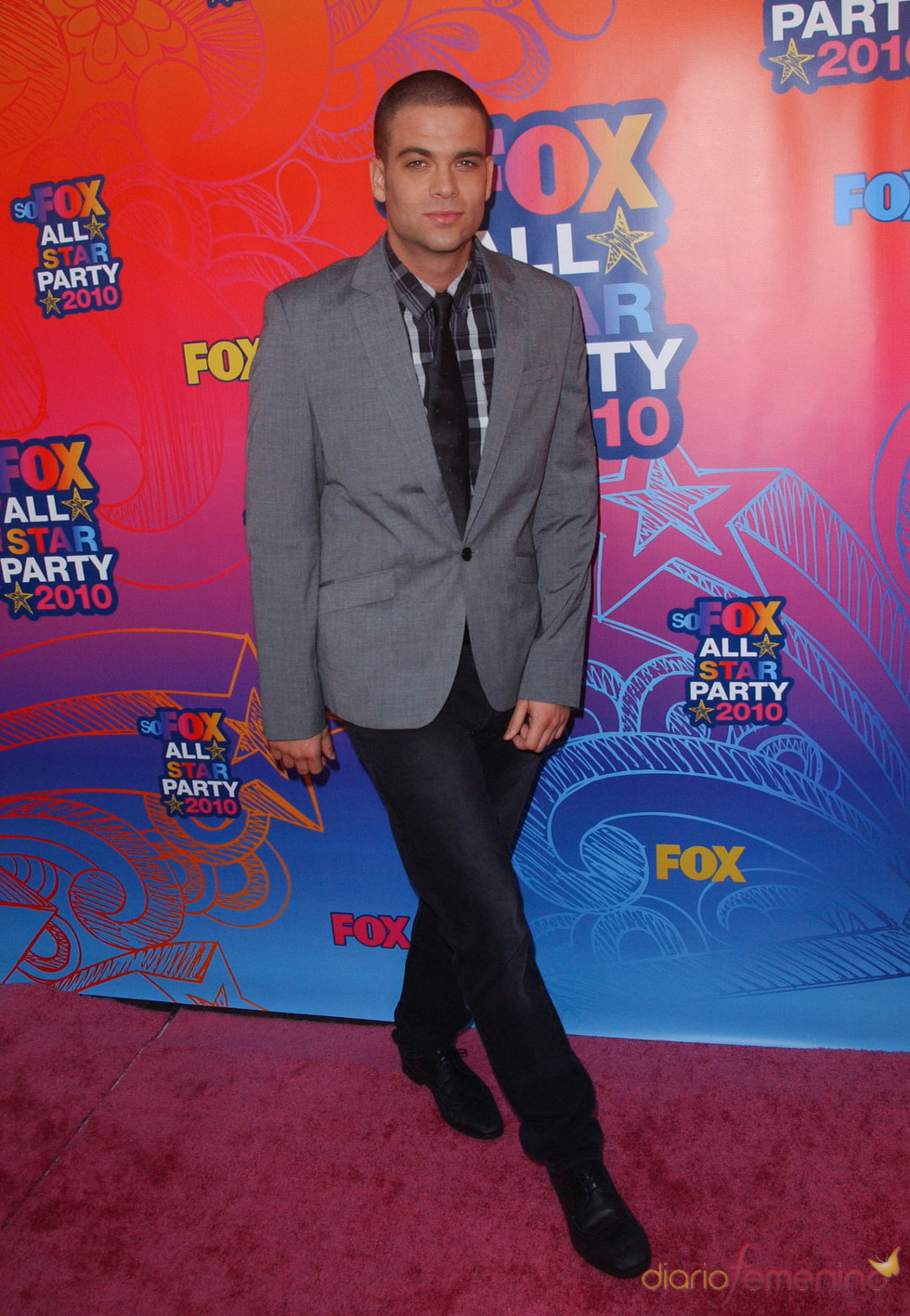 Mark Salling posa para la prensa en la fiesta All-Star de Fox