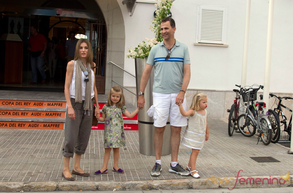 Los Príncipes de Asturias posan con sus hijas