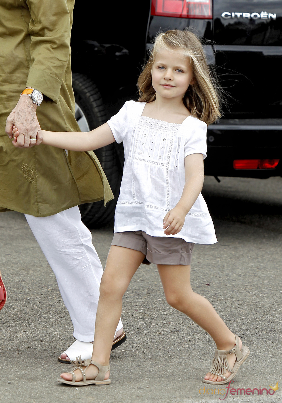 La infanta Leonor a la moda con sandalias de flecos