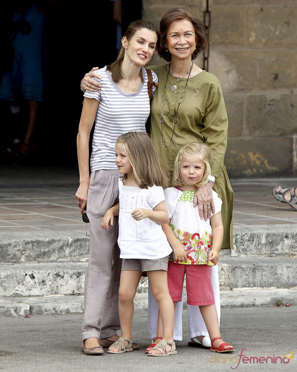 La reina Sofia posa feliz con su nuera y sus nietas