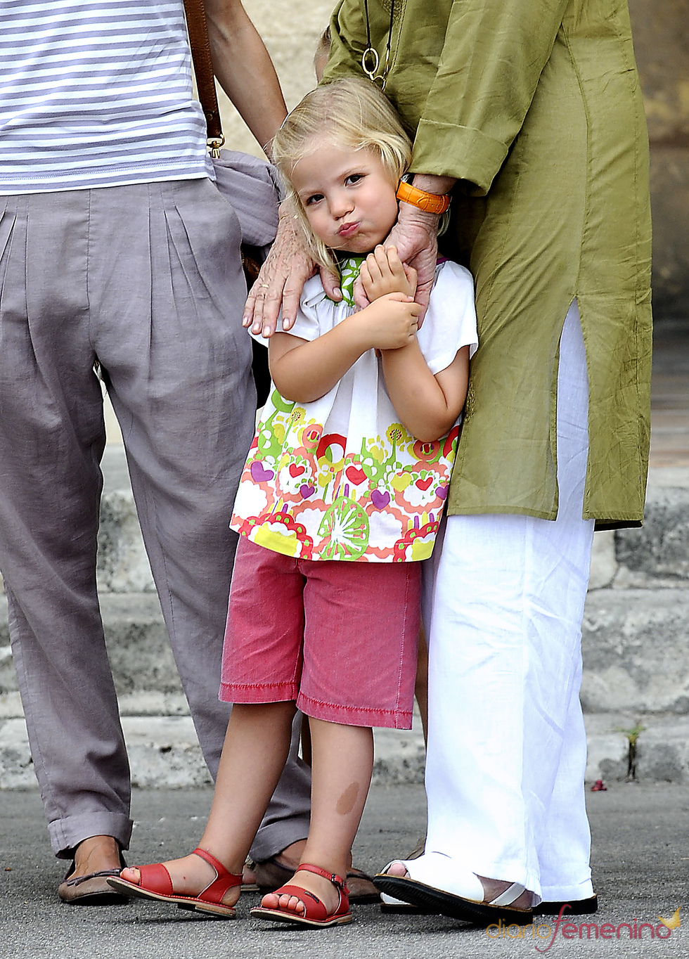 La infanta Sofia bromea con los periodistas