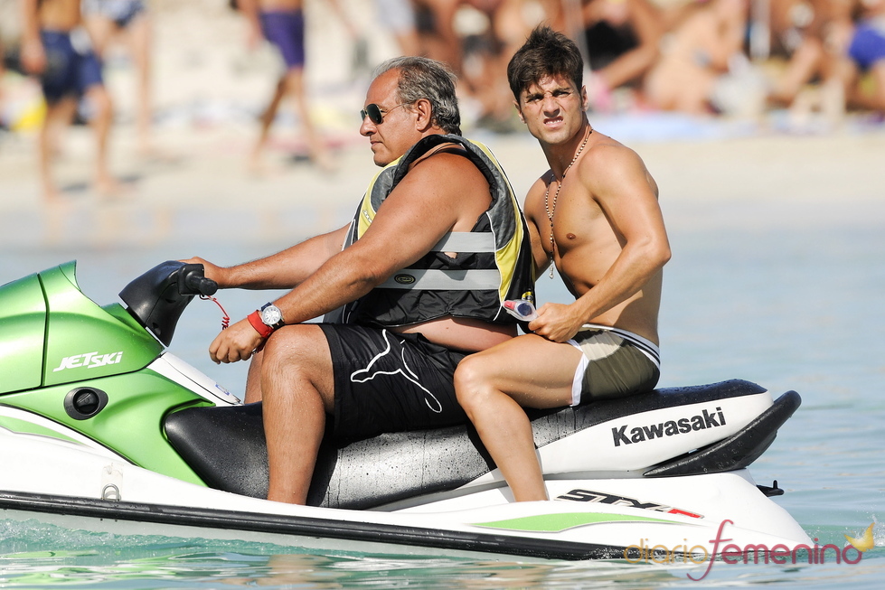 David Bustamante en una lancha motora