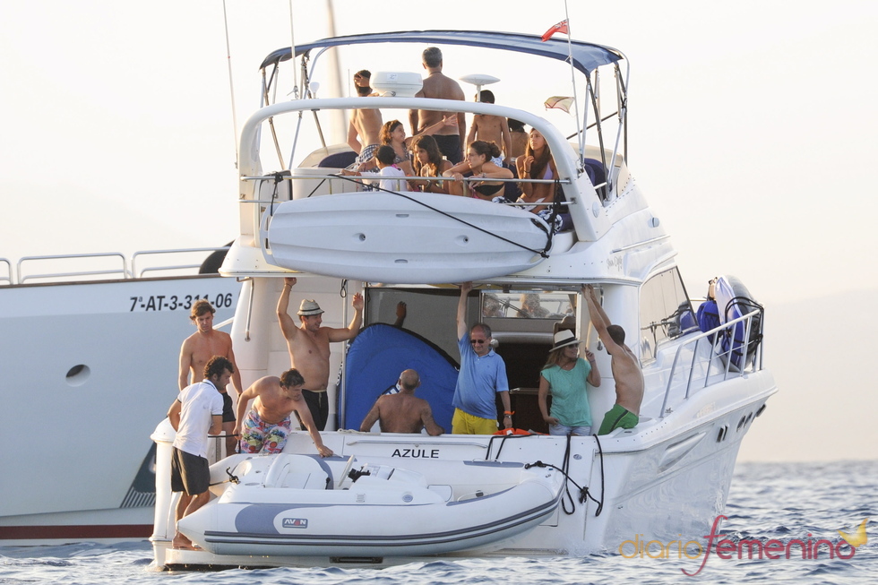 Gonzalo Miró y Amaia Montero, con amigos en un yate