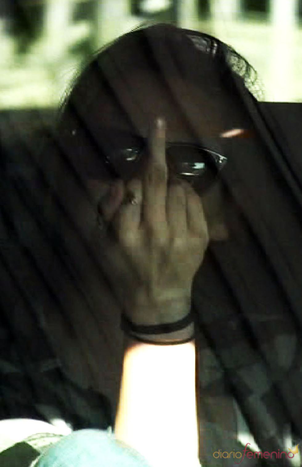 Kristen Stewart enseña el dedo