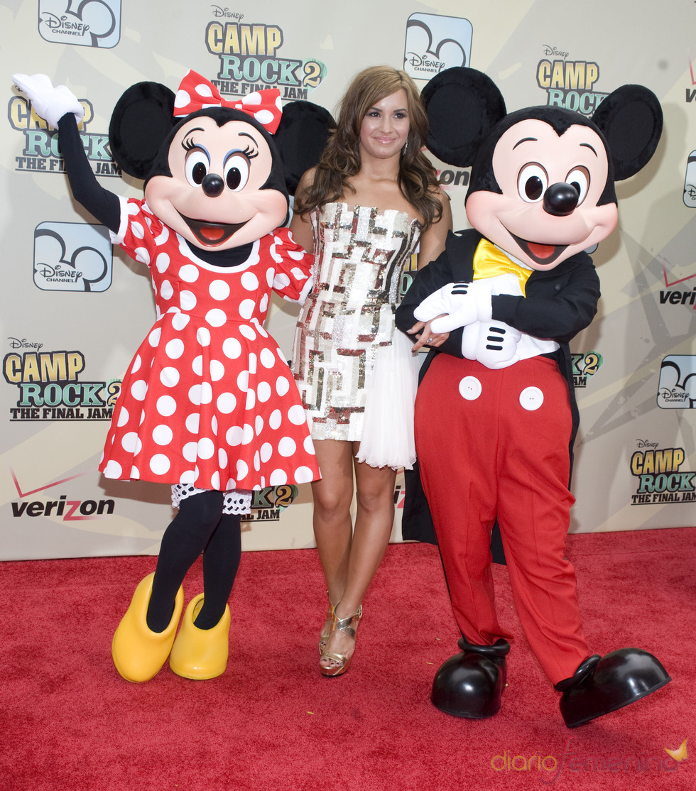 Demi Lovato con Minnie y Mickey Mouse