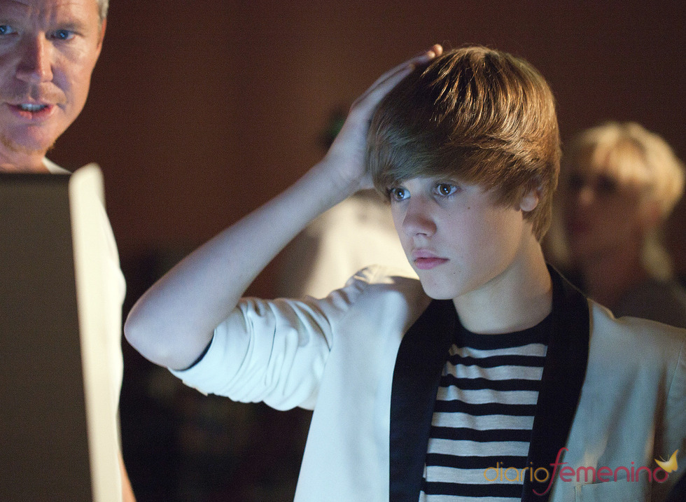 Justin Bieber se atusa el pelo