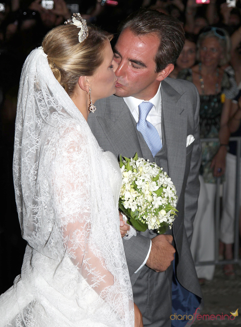 Beso de Nicolás de Grecia y Tatiana Blatnik después de la boda
