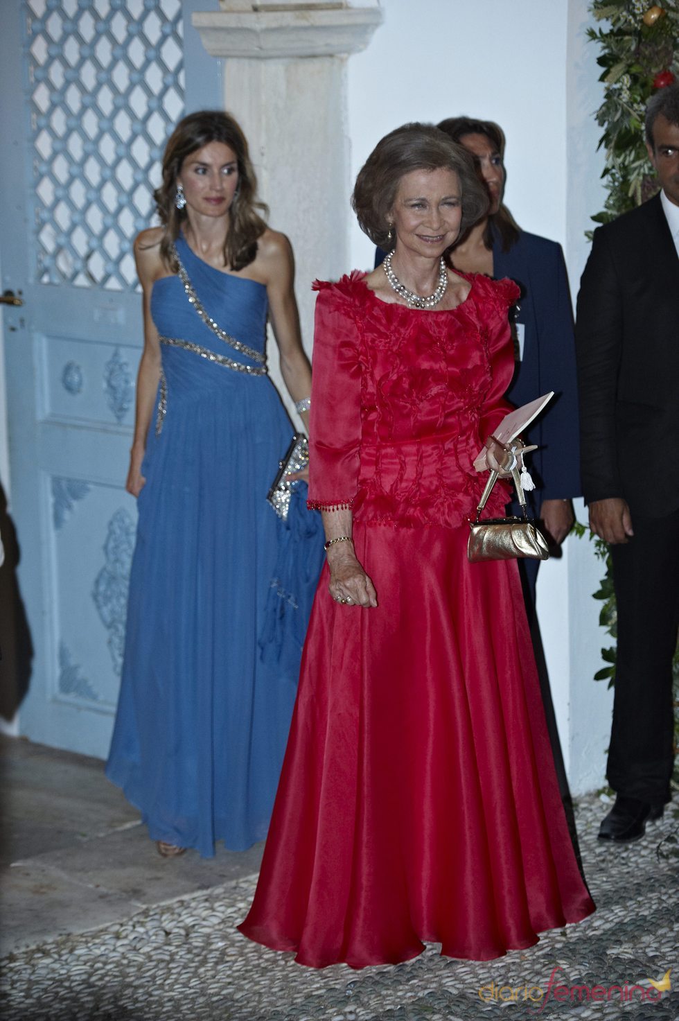 La Reina Sofía con vestido largo rojo
