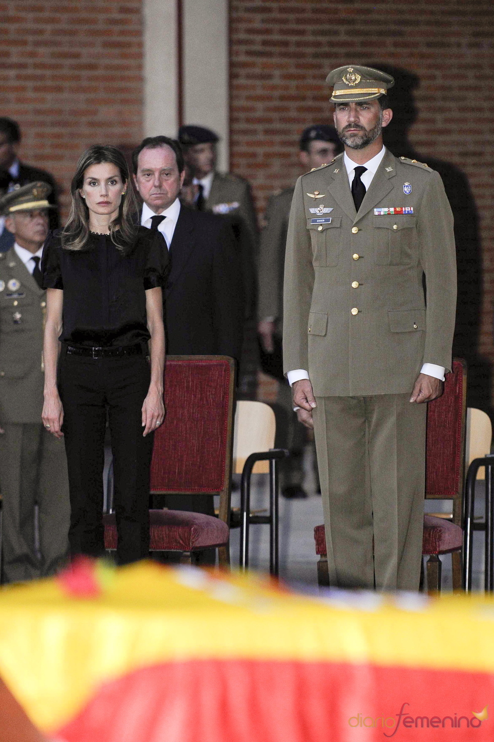 Felipe y Letizia despiden a los guardias civiles asesinados