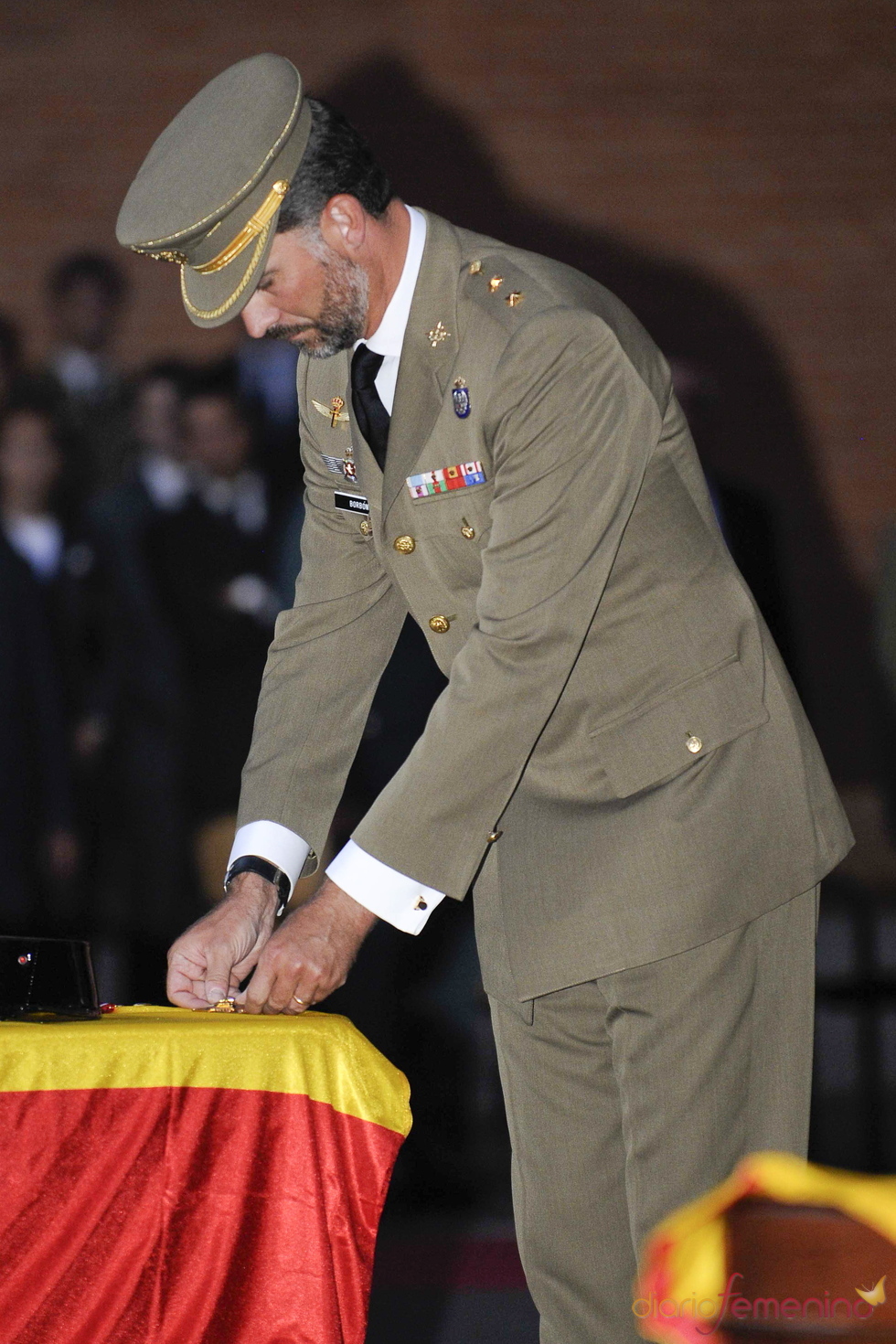 El Príncipe Felipe condecora a los guardias civiles asesinados