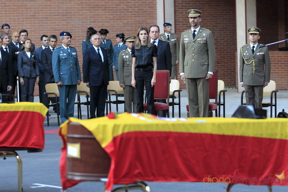 Los Principes de Asturias despiden a los guardias civiles asesinados