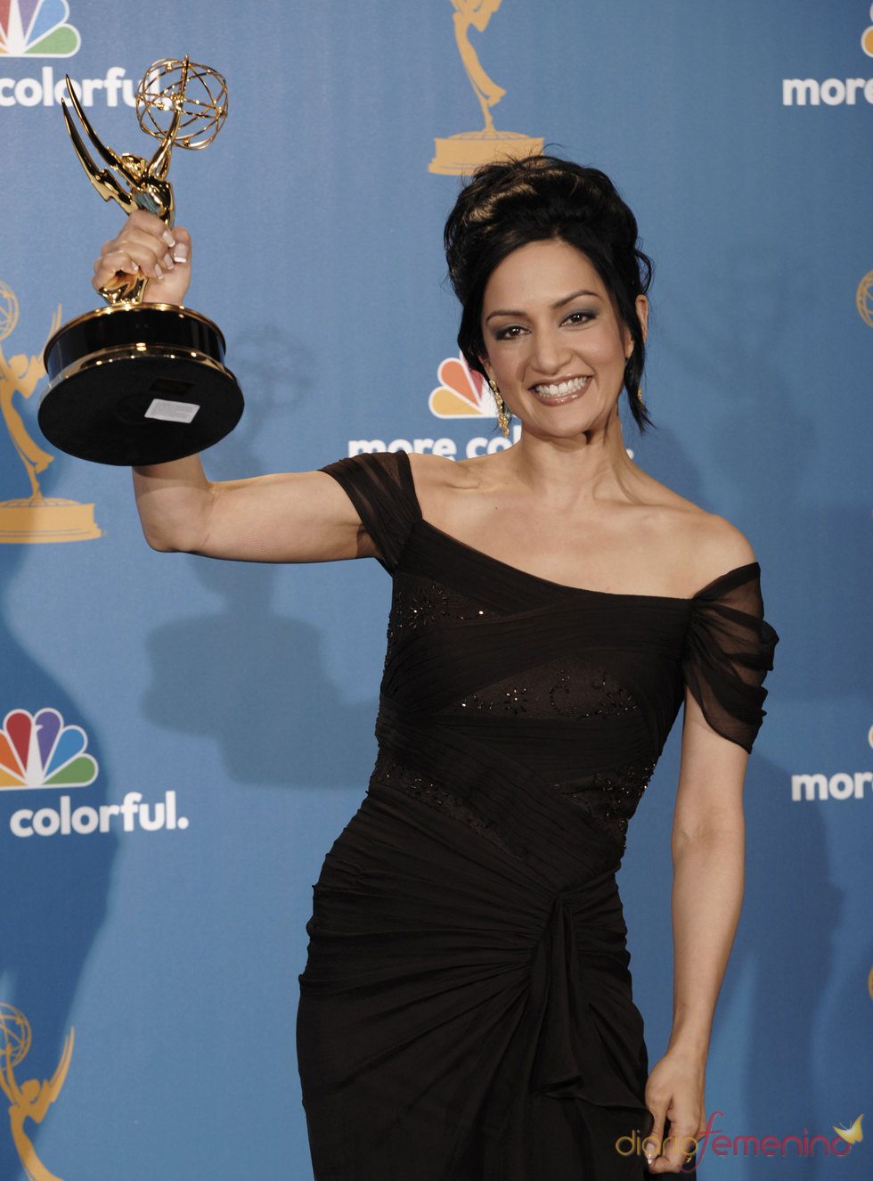 Archie Panjabi de 'The Good Wife' con su Emmy 2010
