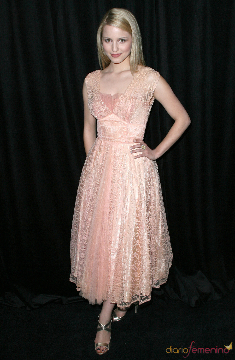 Dianna Agron con vestido rosa palo