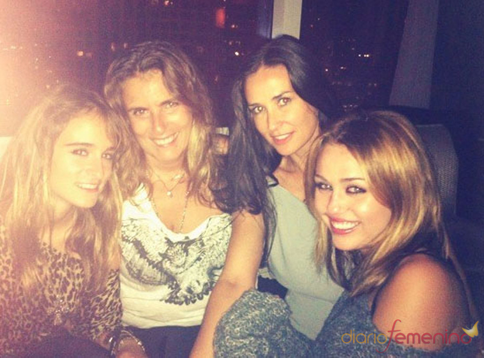 Miley Cyrus y Demi Moore, juntas y sonrientes