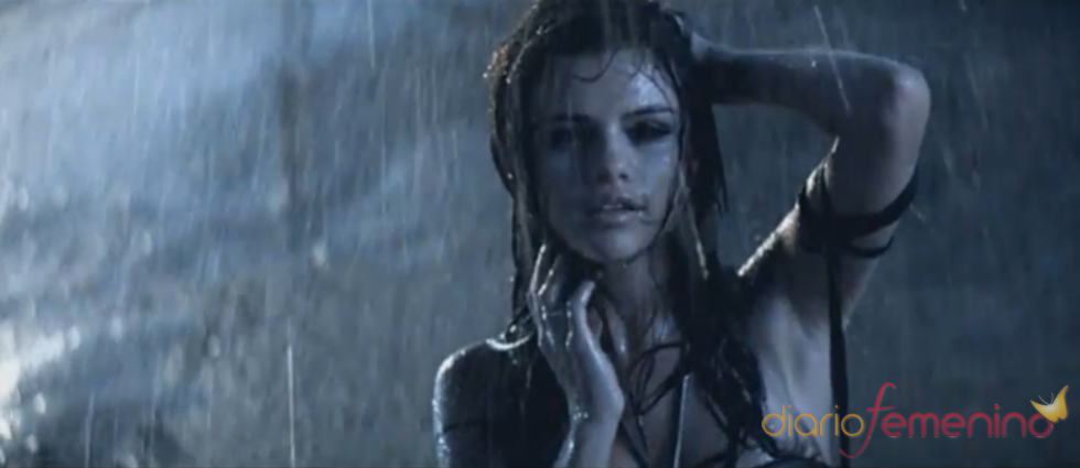 Selena Gomez, sensual bajo la lluvia
